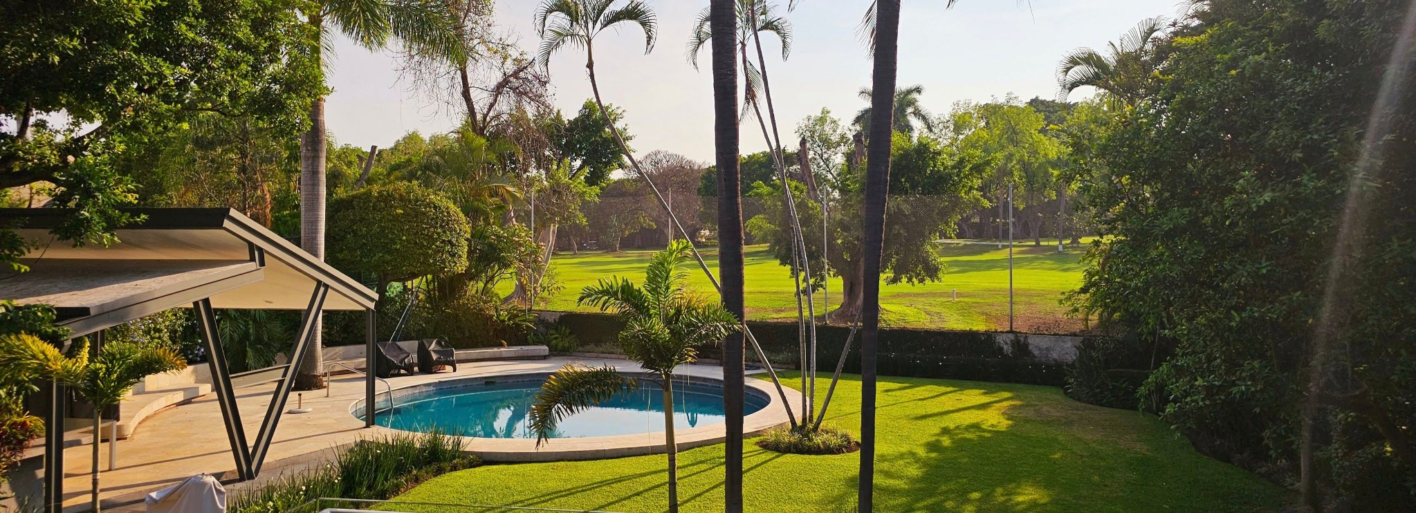 Residencia estilo mexicano contemporáneo con alberca