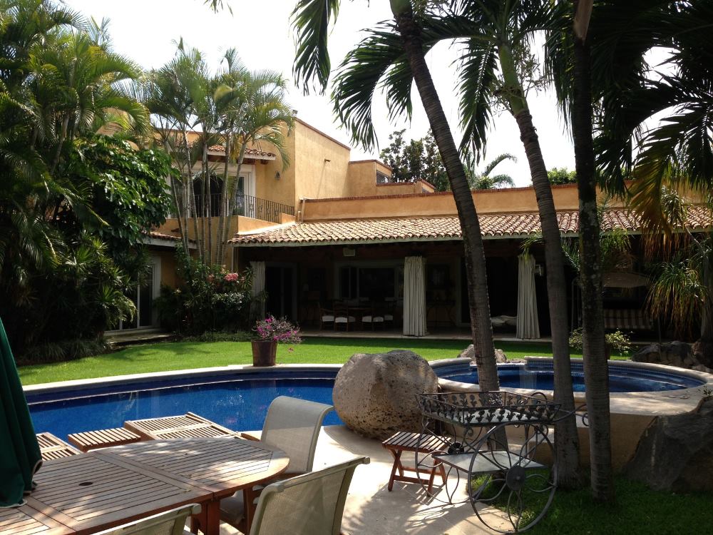 Corredor colonial con cantera y fuente interior