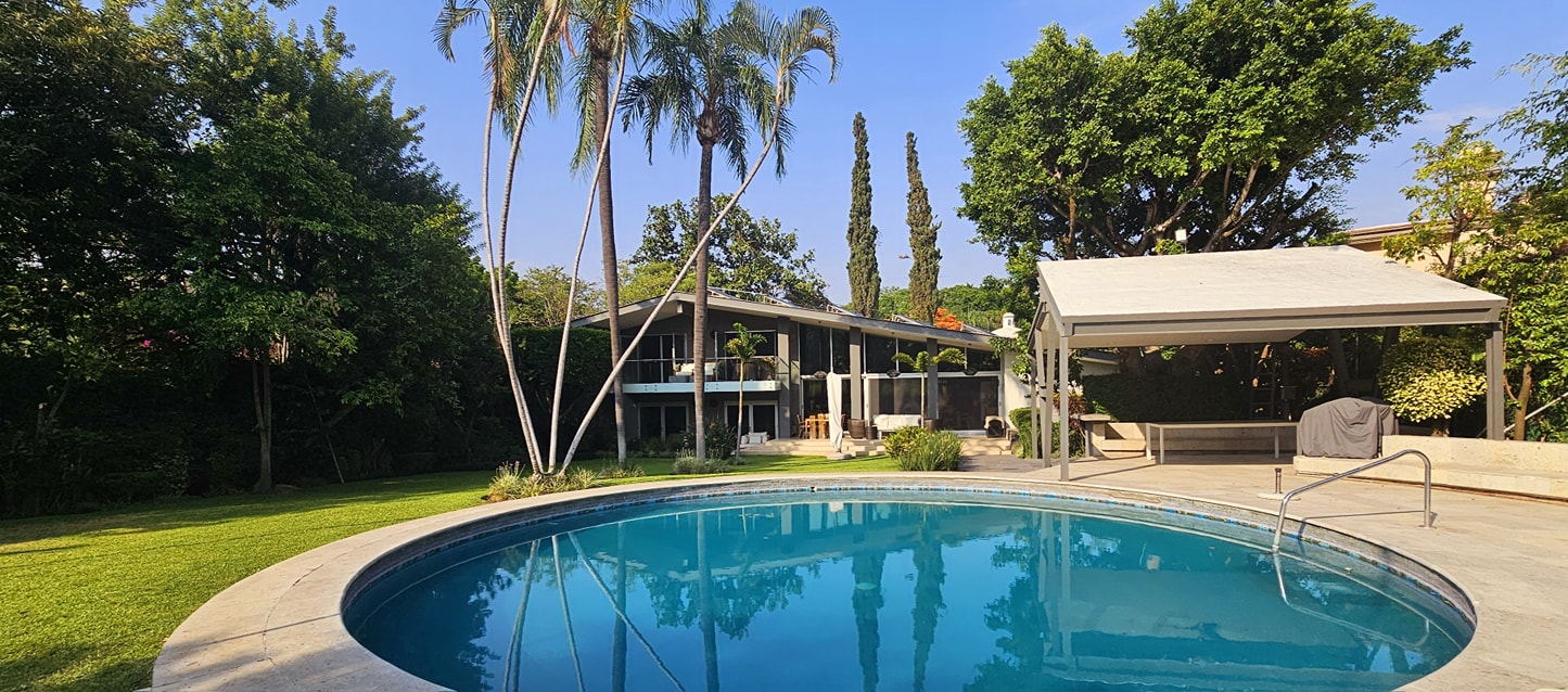 Sala amplia estilo cálido clásico