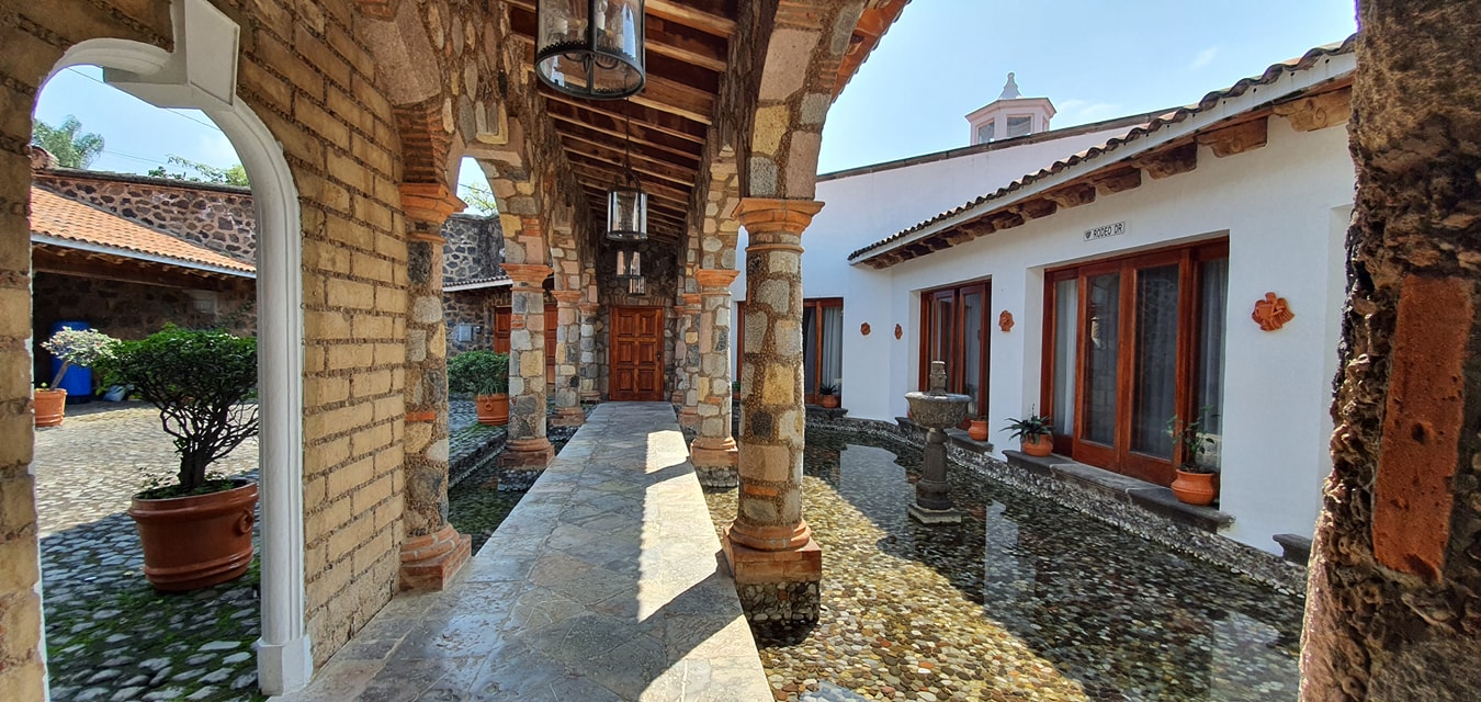 Fachada residencial moderna con jardín frontal