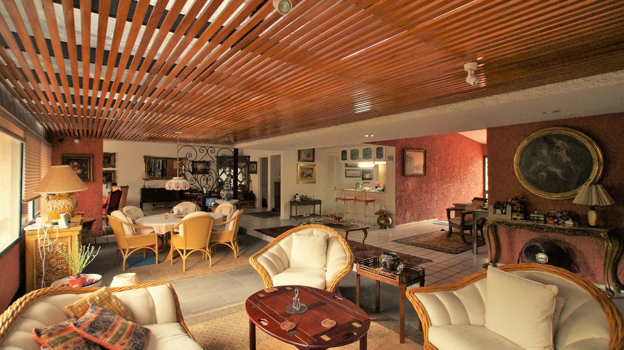 Jardín con alberca y palmeras