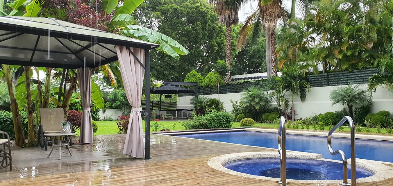 Terraza techada con vista a alberca privada